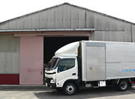 遺品整理｜写真：トラックと倉庫